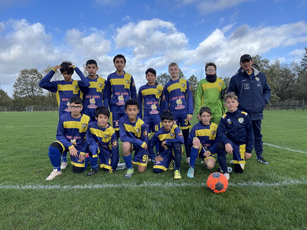 L’ES Perray Football U14 Remporte une Victoire Inspirante Contre les U16 de Rambouillet